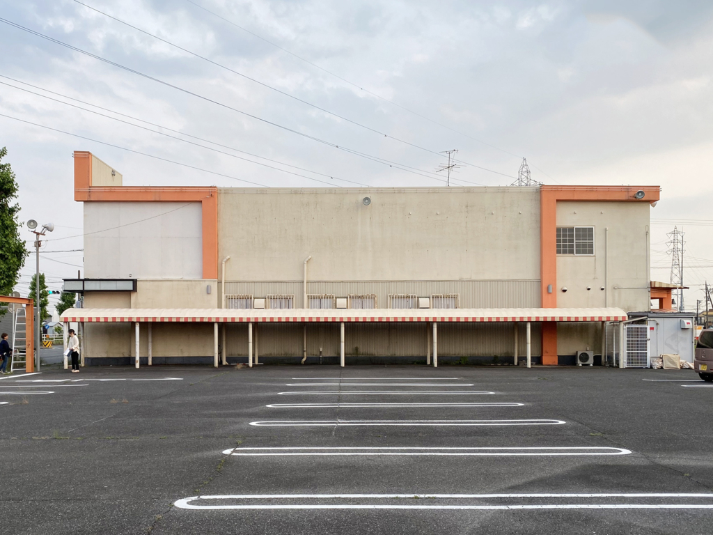 愛知県稲沢市にある未使用車専門店minic様の本店の外観の施工前の様子。