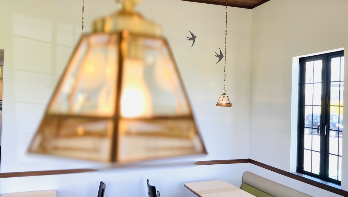 東側室内にもつがいのツバメが外観のイラストと同じように壁に小さく描かれています。