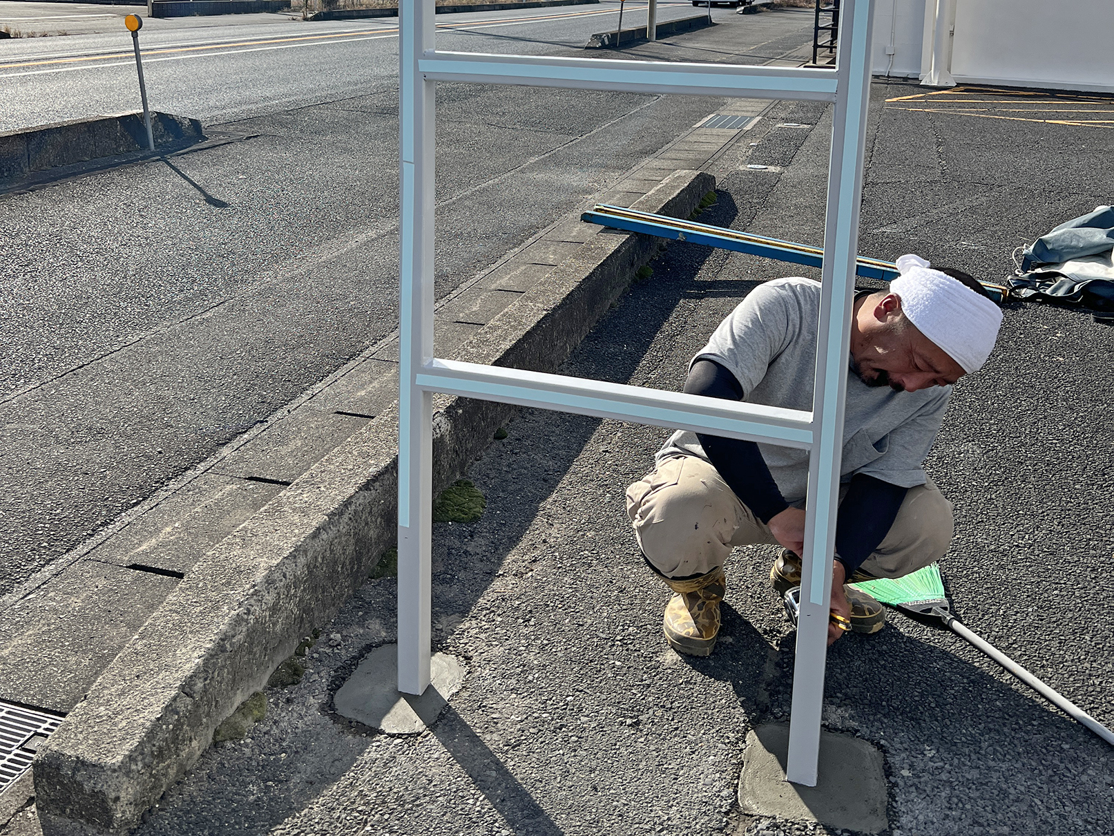 十四山歯科様の駐車場案内の反射看板の施工写真です。