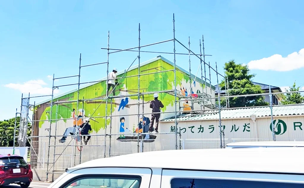 愛知県瀬戸市にある株式会社 緑公園 様の壁画の製作中の全体写真です。