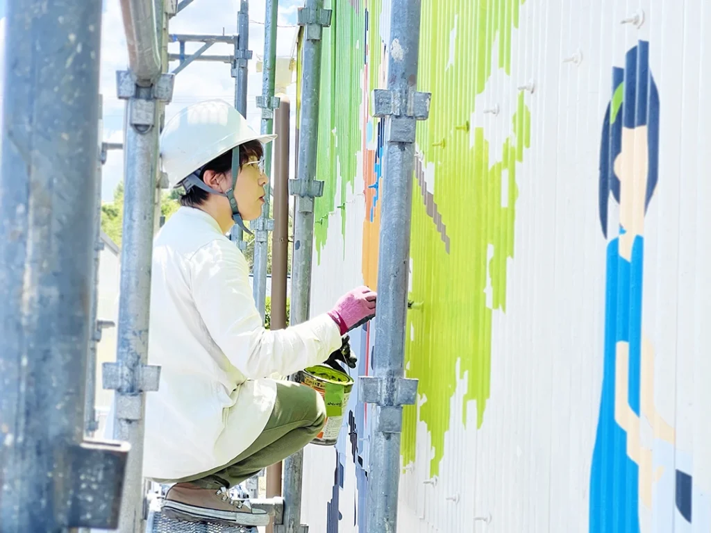 愛知県瀬戸市にある株式会社 緑公園 様の壁画を描いている時の写真です。