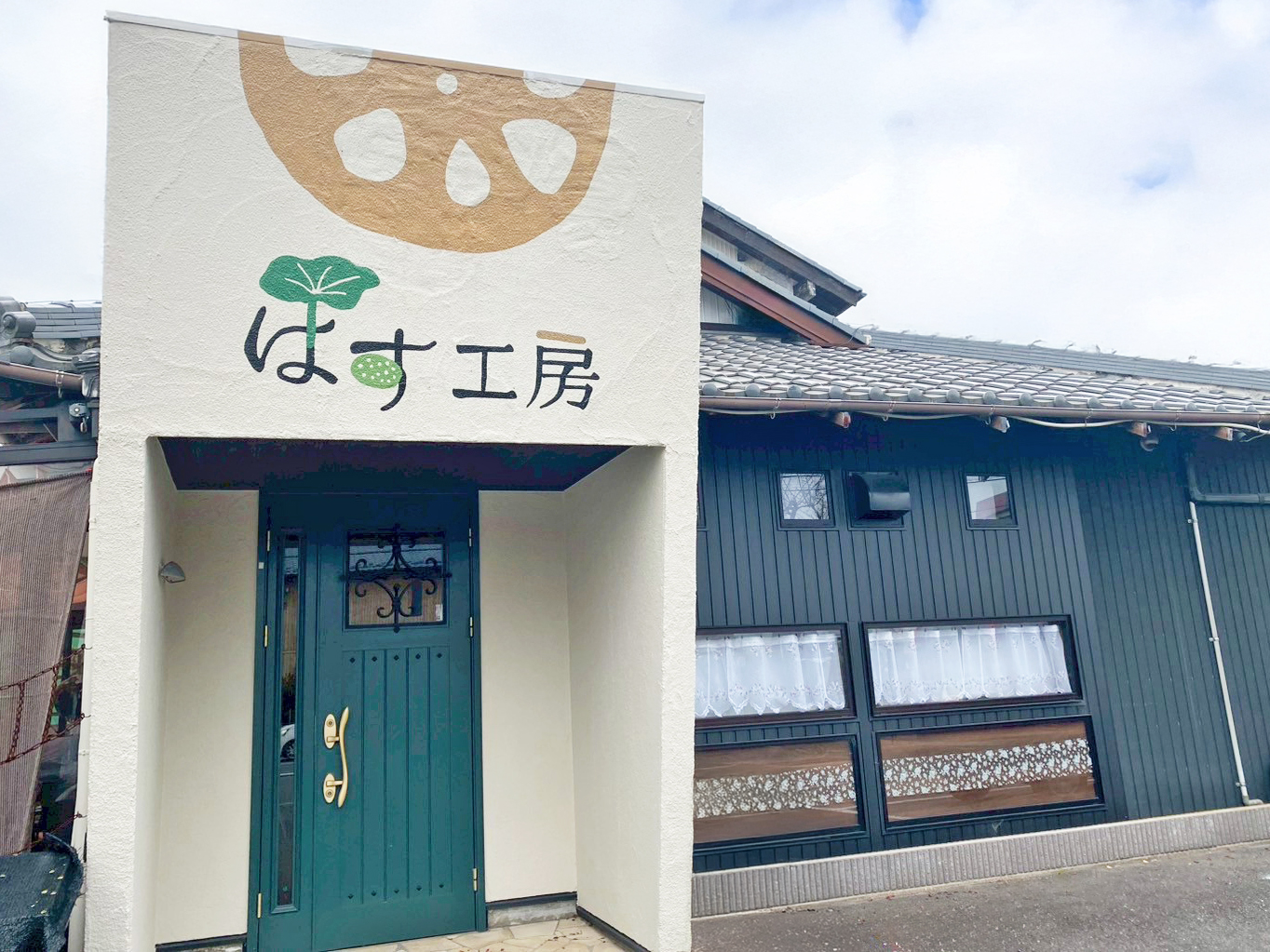 愛西市・国道155号線・本店の「はす工房」様の建物のファサードサインのAfterの写真です。