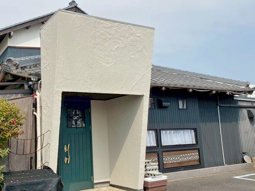 愛西市・国道155号線・本店の「はす工房」様の建物のファサードサインのBeforeの写真です。