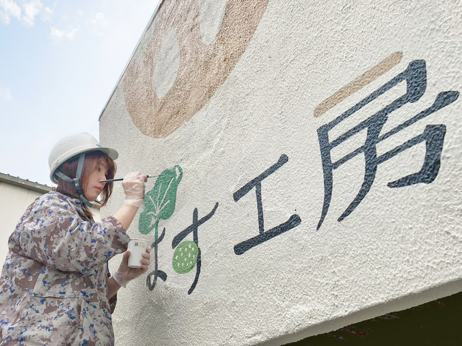 愛西市・国道155号線・本店の「はす工房」様の建物のファサードサインの手描き施工の様子です。