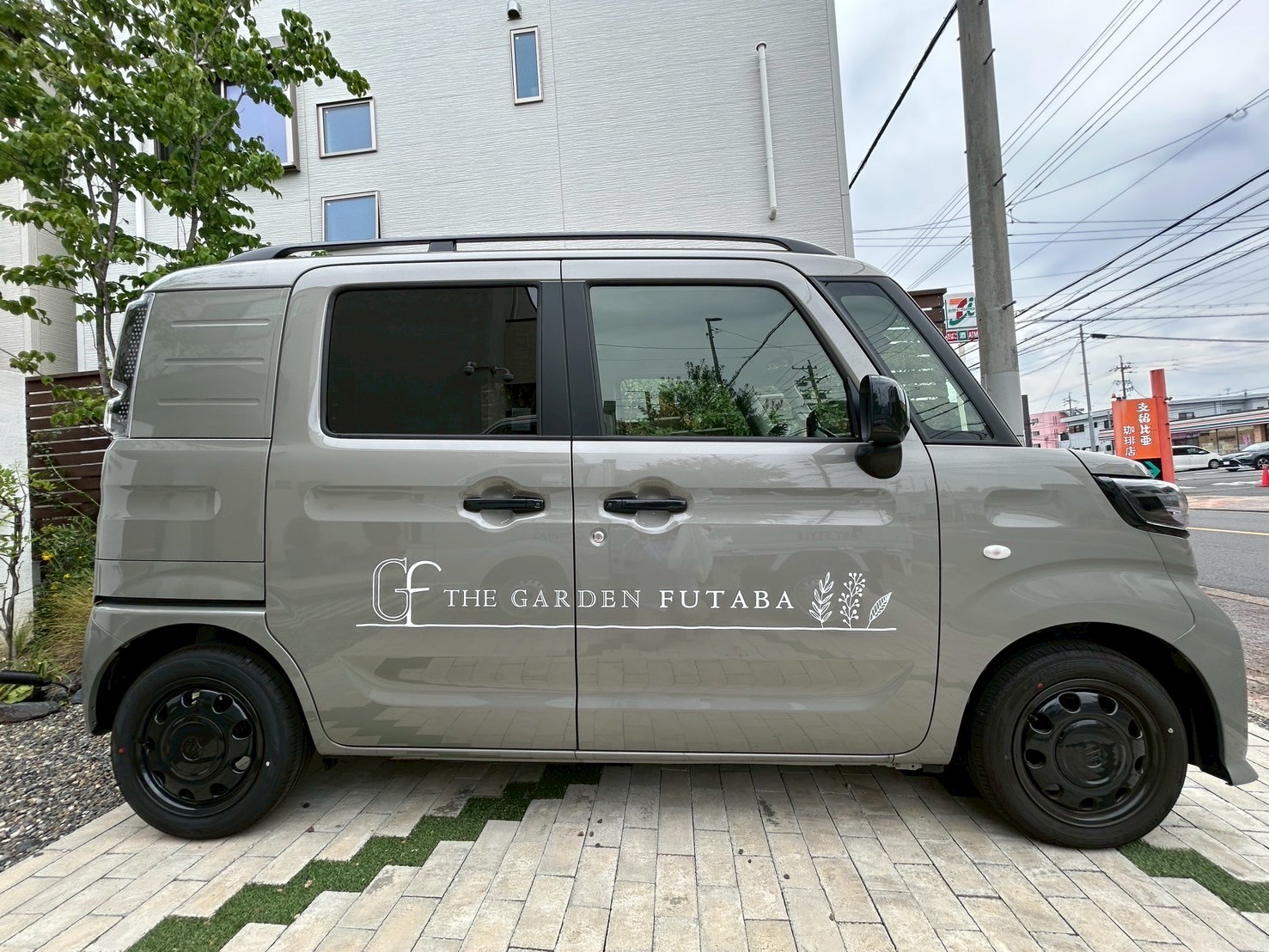 THE GARDEN FUTABA(株式会社 双葉)様のカーサインの側面の写真です。