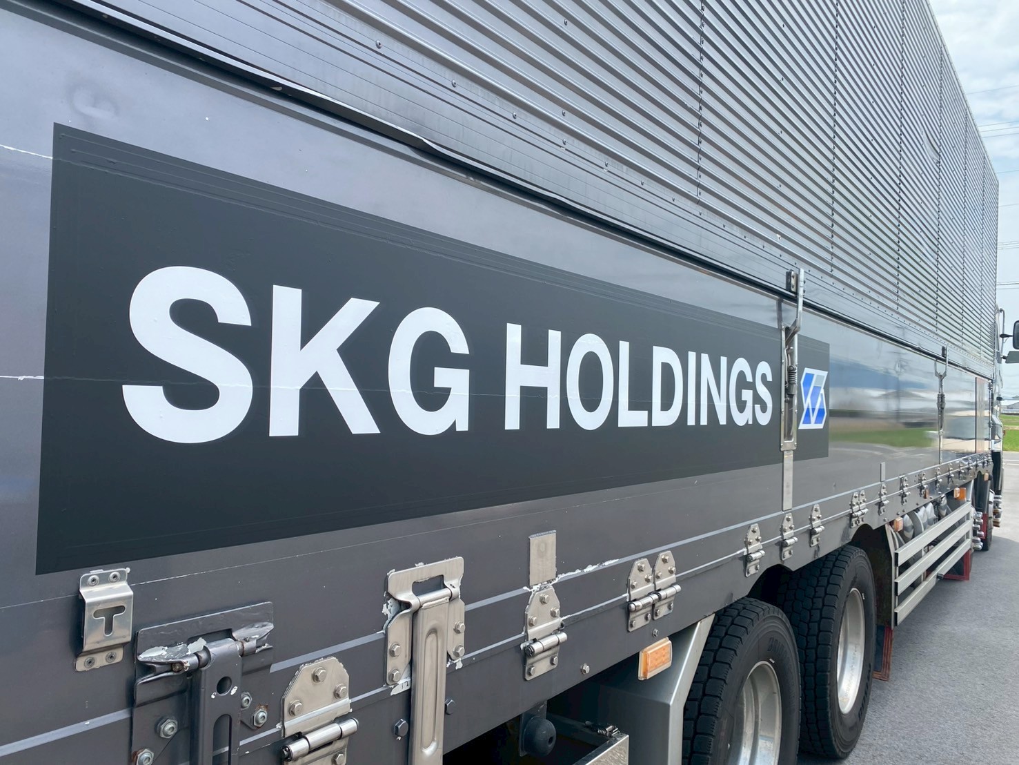 株式会社装建様より「SKGホールディングス」のロゴを企業イメージの統一を図るために、自社トラックへのカーサイン施工致しました。
