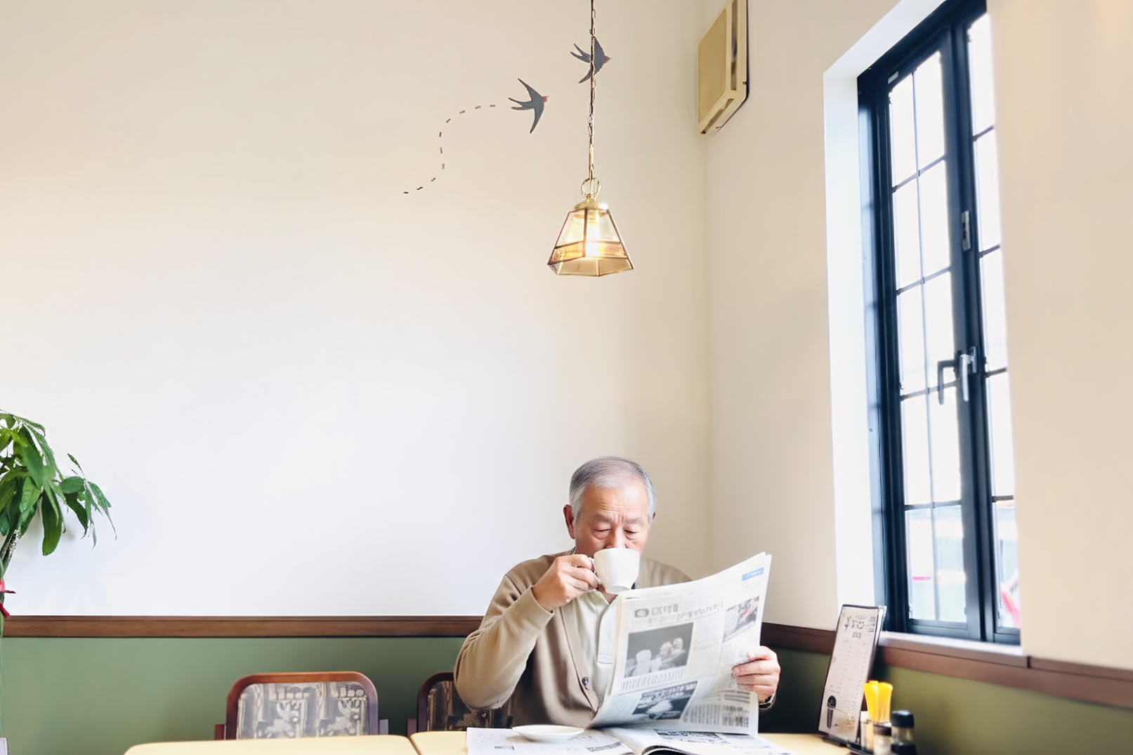 つがいのつばめが店内を飛び交っています。お話しながらも、目が楽しいのは、女性のお客様の心をつかみます。