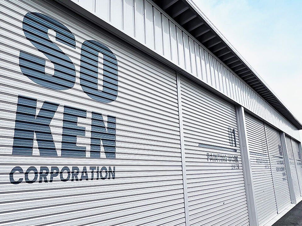 彩朝スタイルの施工例　装建様のシャッターデザイン・制作施工