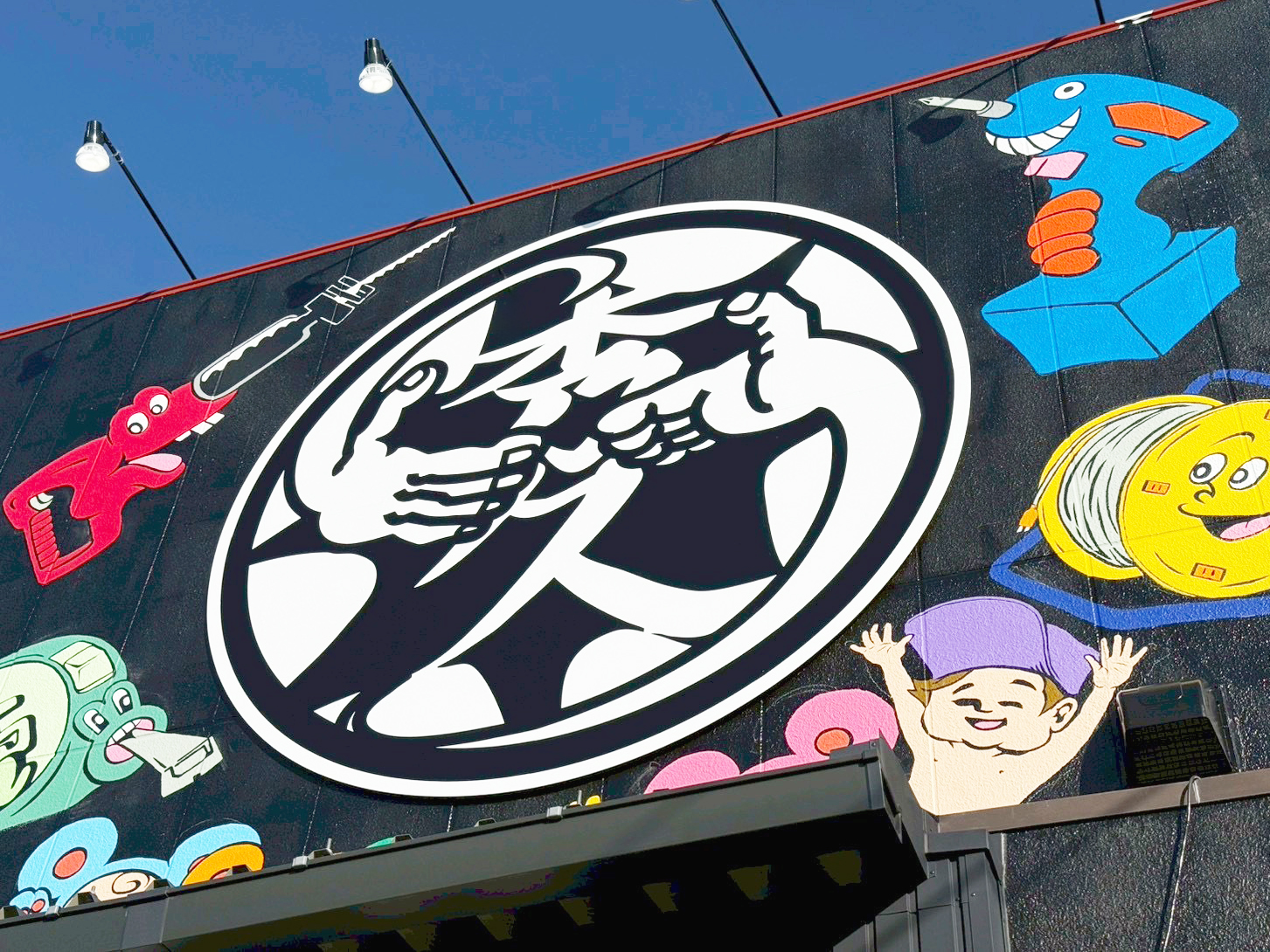 愛知県あま市にオープンした秀久様の直径3.5mの円形の看板の写真です。